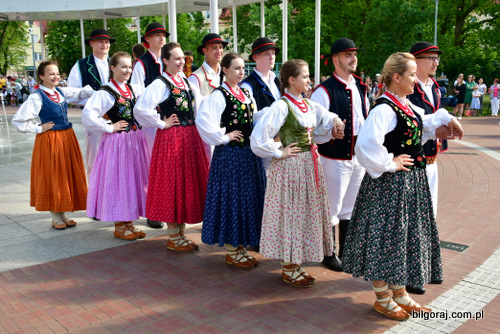 polonez, polski taniec narodowy, dzień polskiego folkloru, biłgoraj, bck, grupa folklorystyczna pokolenia, sądeczanie, limanowianie, zawierucha, tanew, polskie tańce narodowe, od chodzonego do poloneza, fontanna, plac wolności